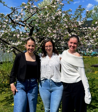 Prejšnja predsednica Tara Lenko z novima predsednico Manco Janko in podpredsednico Nežo Burja